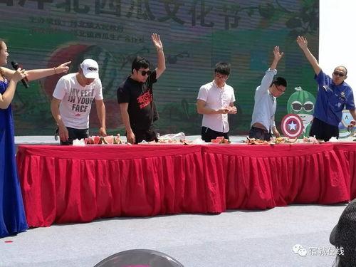 海边吃瓜群众,夏日海滨的欢乐时光