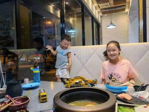 舅妈在家吃瓜视频,温馨家庭欢乐多